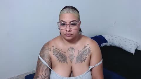 Snapshot of isabella_hots chatting on 03/15/26, 11:27 estefania online show from 03/15/26, 11:27