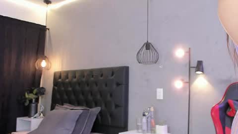 Isabella Nowa online show from 04/13/26, 11:48