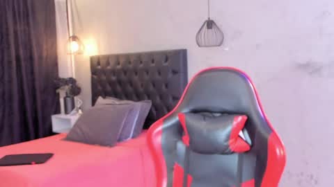 Isabella Nowa online show from 04/22/26, 11:45