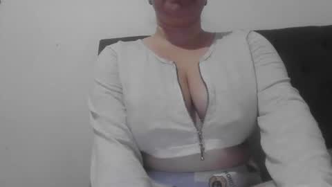 isabellaa_hills_ online show from 11/11/25, 03:23