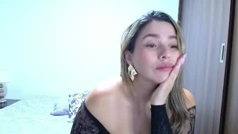 Snapshot of isabellaa_smith03 chatting on 05/23/26, 01:00 isabellaa_smith03 online show from 05/23/26, 01:00