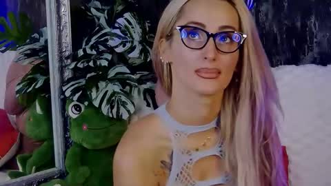 IsabelleEthan online show from 10/03/25, 02:08