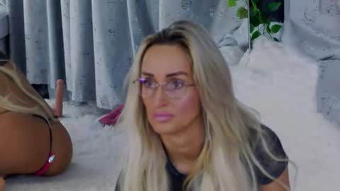 IsabelleEthan online show from 11/17/25, 02:17