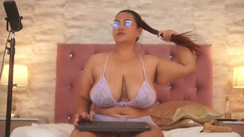 Snapshot of isabellmendez_ chatting on 01/07/25, 11:24 IsabellMendez online show from 01/07/25, 11:24