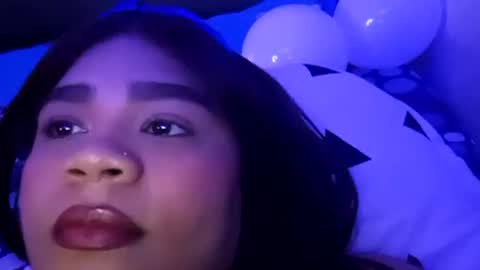 Snapshot of isamoon99 chatting on 10/21/25, 02:34 Isa online show from 10/21/25, 02:34