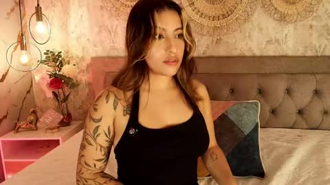Snapshot of isamoon_ chatting on 05/22/26, 12:33 Isa online show from 05/22/26, 12:33