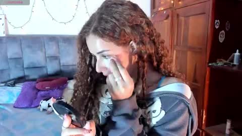 Snapshot of isangel_ chatting on 12/16/25, 02:05 Isabela online show from 12/16/25, 02:05