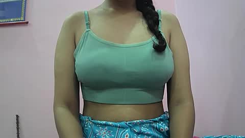 Snapshot of ishika_singh_ chatting on 10/17/25, 01:53 ishika_singh_ online show from 10/17/25, 01:53