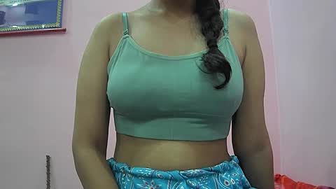 Snapshot of ishika_singh_ chatting on 10/20/25, 01:28 ishika_singh_ online show from 10/20/25, 01:28