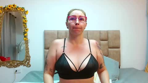 isisduzan online show from 02/12/25, 09:31