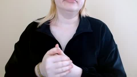Snapshot of isla00 chatting on 06/16/26, 06:05 Isla online show from 06/16/26, 06:05