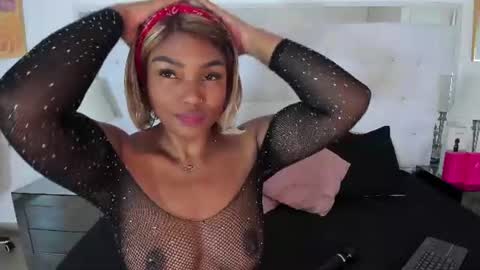 Snapshot of isla_scott chatting on 06/30/26, 11:33 Vanessa online show from 06/30/26, 11:33