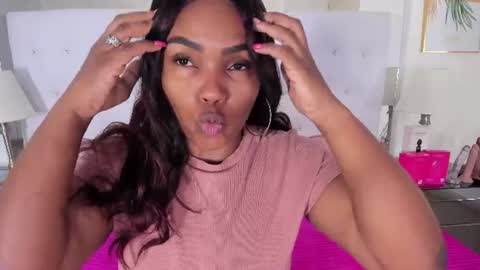 Snapshot of isla_scott chatting on 07/16/26, 11:38 Vanessa online show from 07/16/26, 11:38