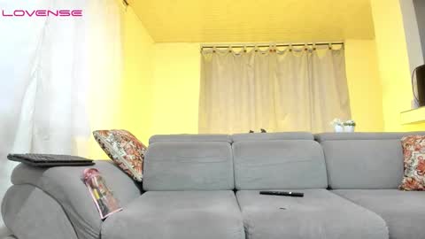 Snapshot of issalovexxx chatting on 09/16/25, 11:06 Isabella  online show from 09/16/25, 11:06