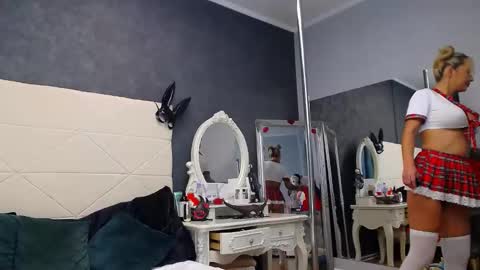 IssaSmyth online show from 10/12/25, 06:34