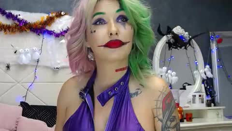 IssaSmyth online show from 10/31/25, 08:04