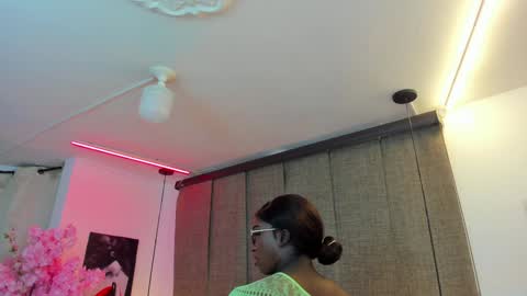 Snapshot of isseymz chatting on 12/16/24, 02:57 Iseey online show from 12/16/24, 02:57