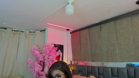 Snapshot of isseymz chatting on 12/18/24, 04:20 Iseey online show from 12/18/24, 04:20