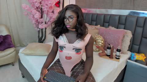 Snapshot of isseymz chatting on 01/05/25, 09:15 Iseey online show from 01/05/25, 09:15