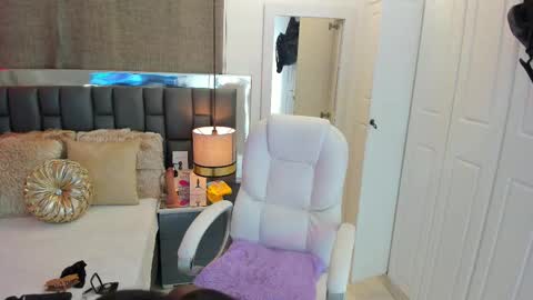 Snapshot of isseymz chatting on 02/10/25, 03:35 Iseey online show from 02/10/25, 03:35