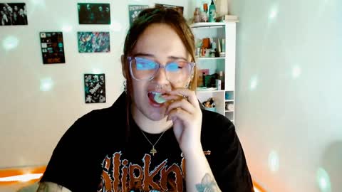 Yiz online show from 12/07/24, 02:42