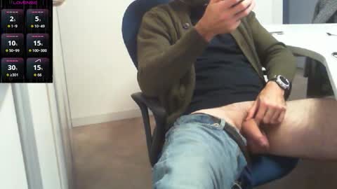 Snapshot of italiansirforyou chatting on 10/31/25, 03:35 Alex online show from 10/31/25, 03:35