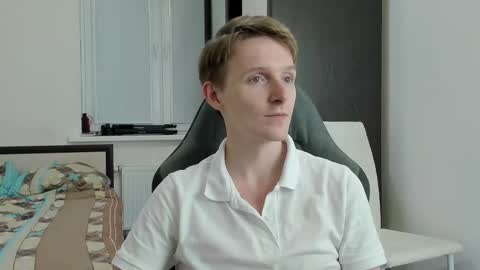 Snapshot of ithan_red chatting on 11/04/25, 05:01 Ethan online show from 11/04/25, 05:01