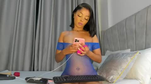 Snapshot of its_canella chatting on 06/29/26, 04:08 canella online show from 06/29/26, 04:08