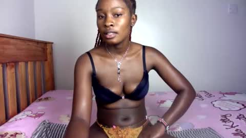 Snapshot of its_miah chatting on 05/24/26, 12:10 miah online show from 05/24/26, 12:10
