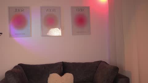 Snapshot of itslau_ chatting on 12/23/25, 01:58 lau online show from 12/23/25, 01:58