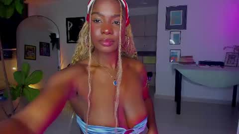 Snapshot of itslau_ chatting on 08/05/26, 01:52 lau online show from 08/05/26, 01:52
