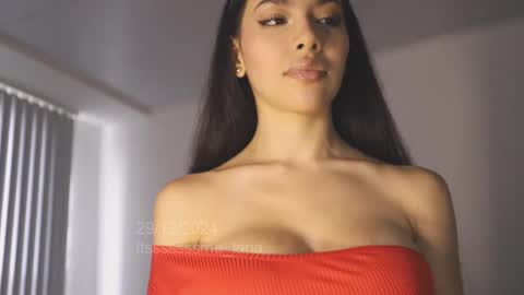 Snapshot of itsssssssme_lana chatting on 12/29/24, 08:04 itsssssssme_lana online show from 12/29/24, 08:04