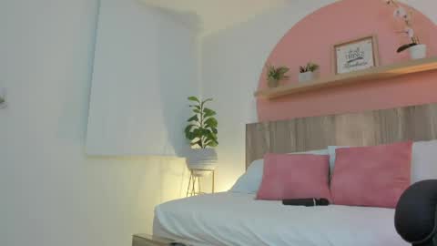 Snapshot of ivette_swan chatting on 05/19/26, 07:42 I V E T T E online show from 05/19/26, 07:42
