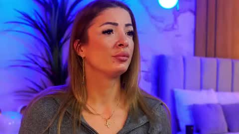 izabelle_02 online show from 12/23/25, 06:33