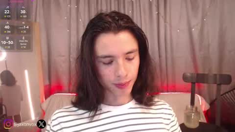 Snapshot of j_a_x_x_x_o_n chatting on 07/23/26, 01:42 Hey im Jaxxxon check my info online show from 07/23/26, 01:42