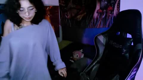 jade 18  online show from 11/18/25, 05:34