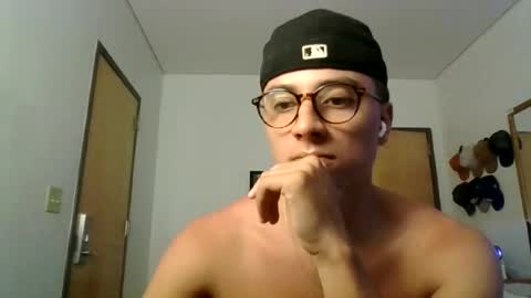 Snapshot of jackstrongof chatting on 06/19/26, 01:32 ImZacharyTyler online show from 06/19/26, 01:32