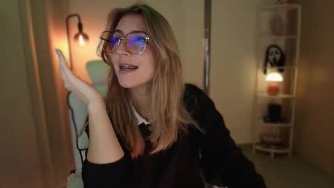 Linda Sofia help me get to 100 thumbs up online show from 12/01/25, 04:06