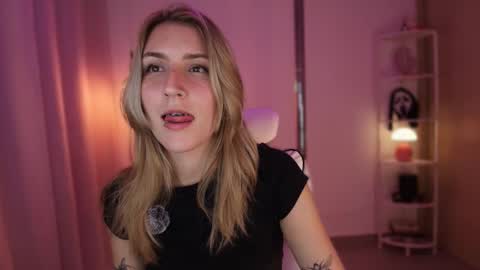 Linda Sofia help me get to 100 thumbs up online show from 12/03/25, 04:31