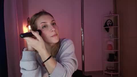 Linda Sofia help me get to 100 thumbs up online show from 12/17/25, 04:40