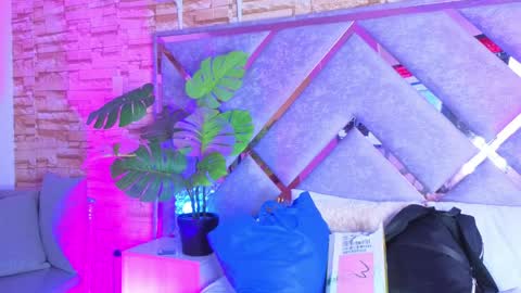 jade white  online show from 04/02/26, 12:58