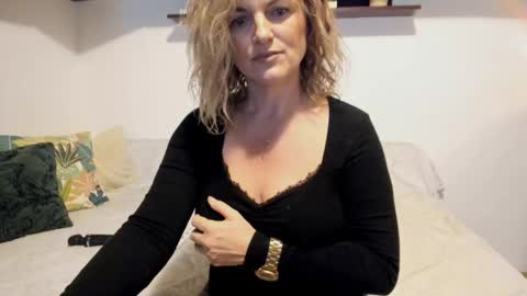 Snapshot of jadore_able82 chatting on 02/13/25, 02:45 elena online show from 02/13/25, 02:45