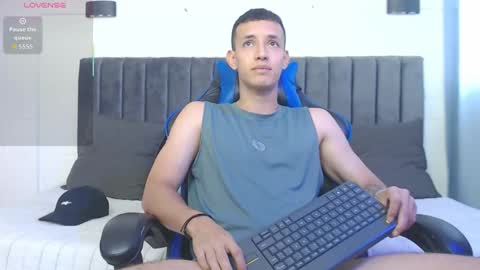 Snapshot of jake_shadow14 chatting on 10/16/25, 06:42 Hi guys im new 3 online show from 10/16/25, 06:42