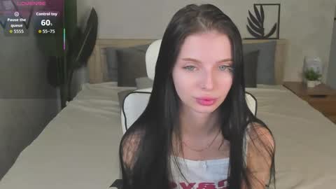 Eva online show from 11/28/25, 11:07