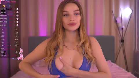 Day Alice Night Stella online show from 03/22/26, 06:39