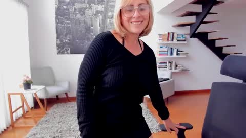 Snapshot of janeturner chatting on 10/02/25, 01:07 JANE TURNER MILF online show from 10/02/25, 01:07