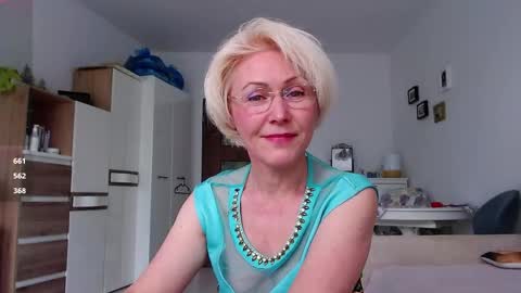 Snapshot of jasmin18v chatting on 05/16/26, 01:32 Jasmin room for people 40 online show from 05/16/26, 01:32