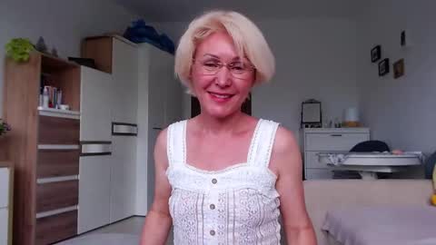 Snapshot of jasmin18v chatting on 05/22/26, 01:17 Jasmin room for people 40 online show from 05/22/26, 01:17