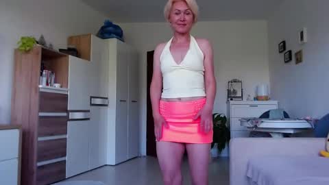 Snapshot of jasmin18v chatting on 05/29/26, 06:11 Jasmin room for people 40 online show from 05/29/26, 06:11