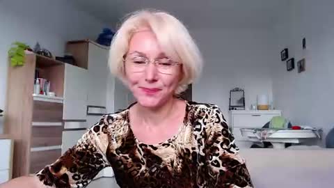 Snapshot of jasmin18v chatting on 06/14/26, 01:13 Jasmin room for people 40 online show from 06/14/26, 01:13